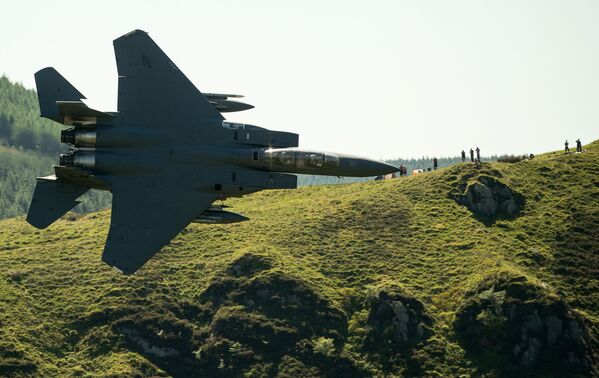 Американский истребитель F-15 пролетает над полями местечка Долгеллау на севере Уэльса - Sputnik Узбекистан