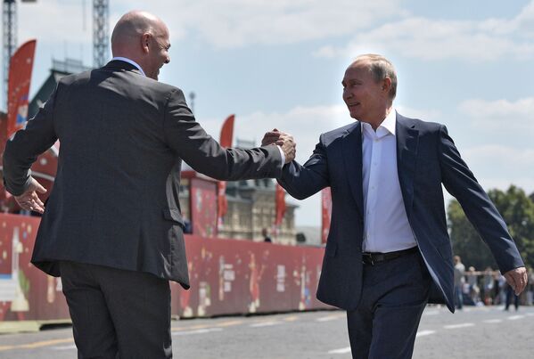 Президент РФ Владимир Путин и президент FIFA Джанни Инфантино во время посещения парка футбола на Красной площади - Sputnik Узбекистан