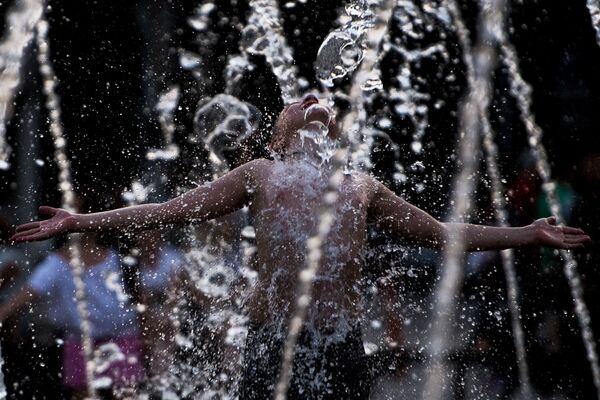 Мальчик играет в фонтане в Краснодаре. - Sputnik Узбекистан