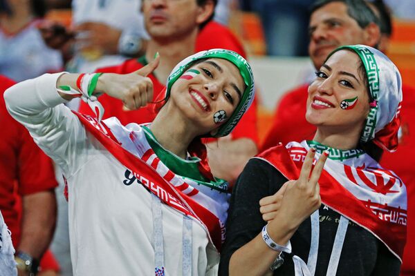 Болельщицы сборной Ирана на матче группового этапа чемпионата мира по футболу между сборными Ирана и Португалии - Sputnik Узбекистан