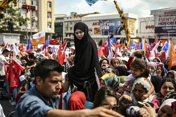Люди присутствуют на выступлении президента Турции Реджепа Тайипа Эрдогана накануне выборов в Стамбуле - Sputnik Узбекистан
