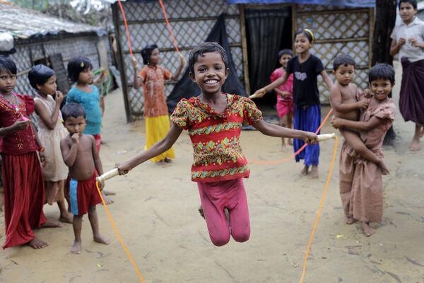 Дети-беженцы рохинджа играют со скакалкой в лагере для беженцев в Кутупалонге, Бангладеш - Sputnik Узбекистан