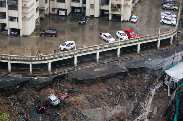 Разрушенная в результате сильных дождей в Мумбаи автомобильная парковка - Sputnik Узбекистан