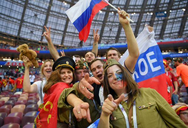 Болельщики празднуют победу сборной России - Sputnik Узбекистан