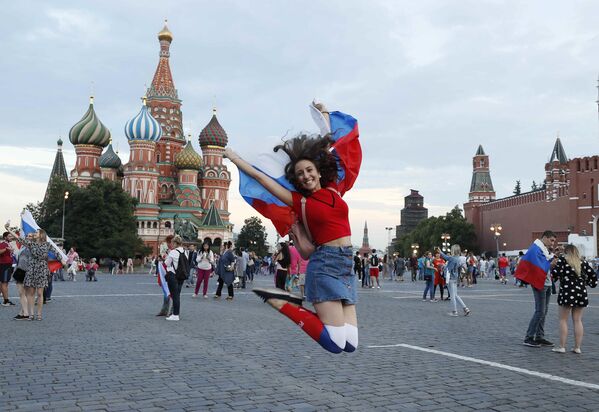 Болельщица празднуют победу сборной России - Sputnik Узбекистан