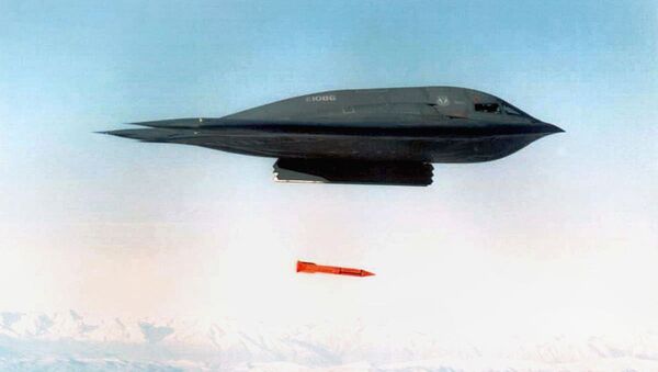 Американский бомбардировщик B-2 Spirit сбрасывает бомбу B-61 - Sputnik Ўзбекистон