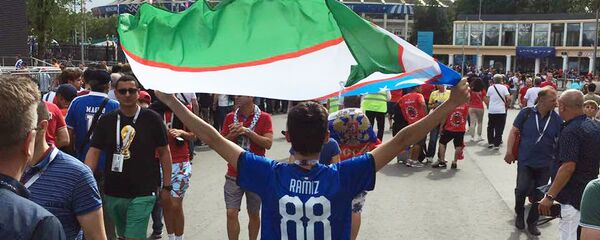 Болельщик из Узбекистана на стадионе Лужники перед матчем Россия-Испания Болельщик из Узбекистана на стадионе Лужники перед матчем Россия-Испания - Sputnik Узбекистан