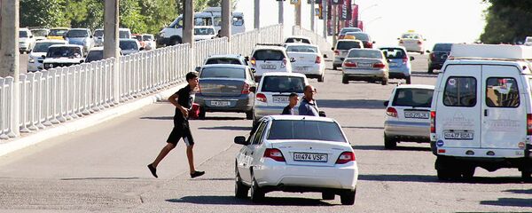 Пешеходы переходят дорогу - Sputnik Узбекистан