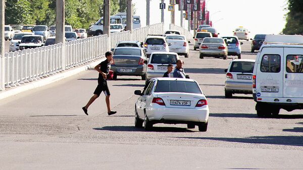 Пешеходы переходят дорогу - Sputnik Ўзбекистон