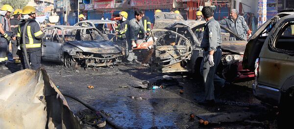 Афганские полицейские осматривают место взрыва в городе Джелалабад - Sputnik Узбекистан