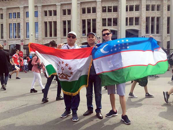 Болельщики из Узбекистана и Таджикистана перед футбольным матчем Россия-Испания - Sputnik Узбекистан