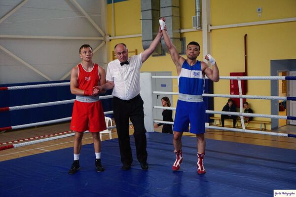 Мечтающий стать психологом узбекский боксер победил на турнире в Ленобласти - Sputnik Узбекистан