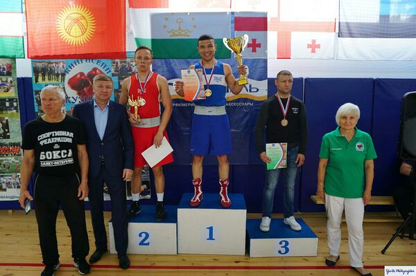 Мечтающий стать психологом узбекский боксер победил на турнире в Ленобласти - Sputnik Узбекистан
