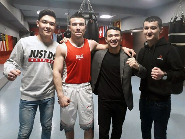 Мечтающий стать психологом узбекский боксер победил на турнире в Ленобласти - Sputnik Узбекистан