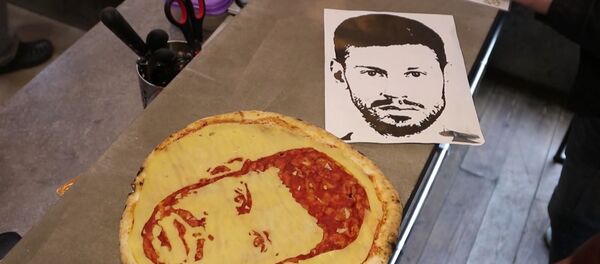 Футбольные пиццы делают в одном из ресторанов Петербурга - Sputnik Узбекистан