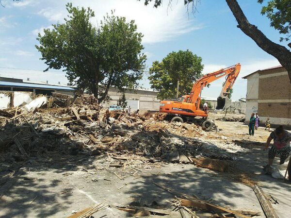 Сотрудники ГУВД Ташкента помогают озеленять дворы и строить велодорожки Сотрудники ГУВД Ташкента помогают озеленять дворы и строить велодорожки - Sputnik Узбекистан