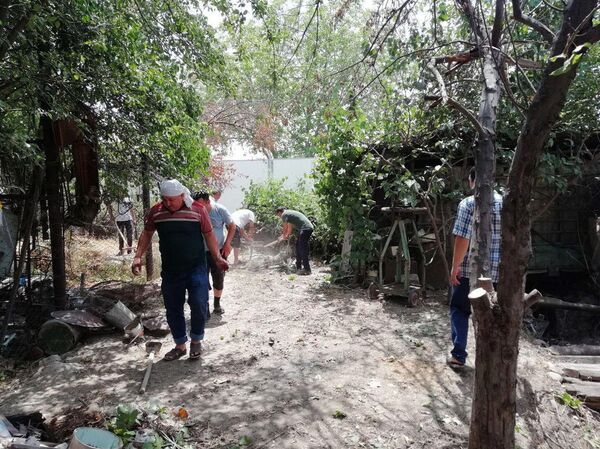 Сотрудники ГУВД Ташкента помогают озеленять дворы и строить велодорожки Сотрудники ГУВД Ташкента помогают озеленять дворы и строить велодорожки - Sputnik Узбекистан