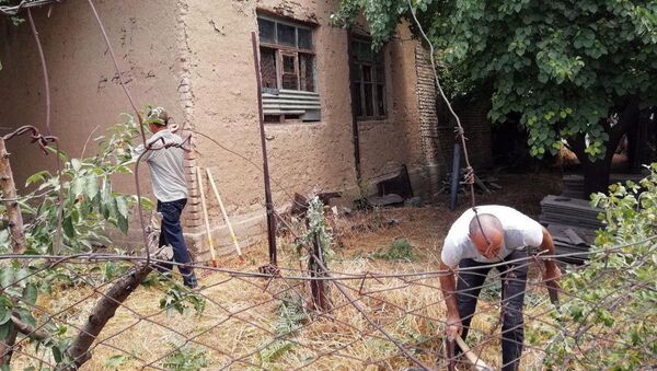 Сотрудники ГУВД г. Ташкента провели хашар в домах людей с ограниченными возможностями - Sputnik Узбекистан