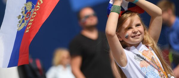 Болельщица сборной России перед матчем чемпионата мира по футболу между сборными Уругвая и России, 2018 год Болельщица сборной России перед матчем чемпионата мира по футболу между сборными Уругвая и России, 2018 год - Sputnik Узбекистан