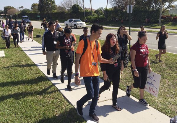 Американский студент-активист Дэвид Хогг, выживший во время стрельбы в его школе, разговаривает с другими студентами по пути в их школу в Паркленде, США - Sputnik Узбекистан