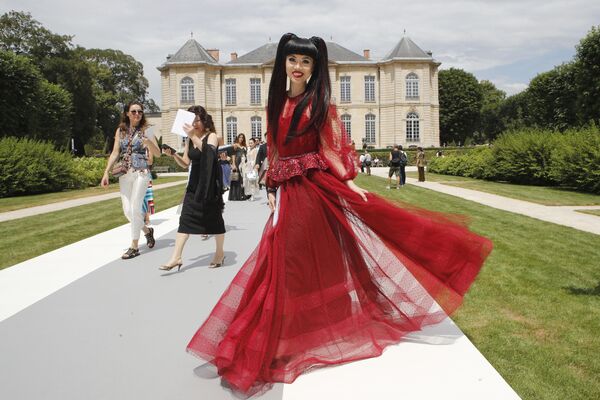 Модел Jessica Minh Anh кўргазмага Dior либосида келмоқда. - Sputnik Ўзбекистон