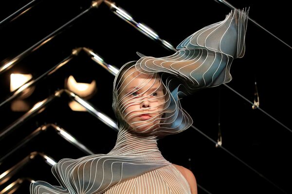 Модель на показе коллекции дизайнера Iris Van Herpen на Неделе высокой моды в Париже - Sputnik Узбекистан
