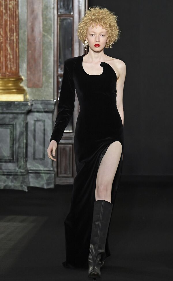 Модель на показе коллекции дизайнера Ronald Van Der Kemp на Неделе высокой моды в Париже - Sputnik Узбекистан