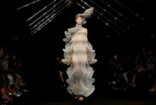 Модель на показе коллекции дизайнера Iris Van Herpen на Неделе высокой моды в Париже  - Sputnik Узбекистан