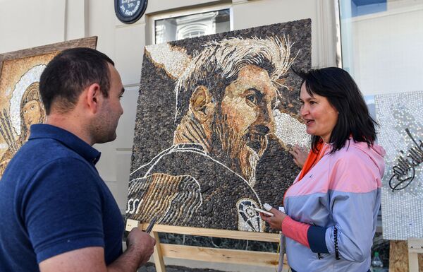 Мозаичный портрет нападающего сборной Аргентины Лионеля Месси на улице Баумана в Казани - Sputnik Узбекистан