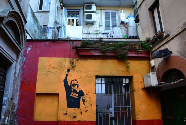 Граффити с изображением футболиста Франческо Тотти в Риме. - Sputnik Узбекистан