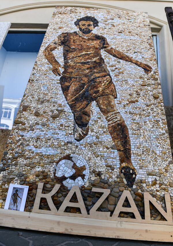 Мозаичный портрет нападающего сборной Египта Мохаммеда Салаха на улице Баумана в Казани - Sputnik Узбекистан