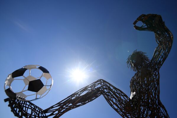 Четырехметровая скульптура футболиста, сделанная из металлолома рабочими базы по переработке бетонных отходов, на Химической улице в Казани - Sputnik Узбекистан
