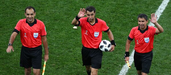 Главный судья Равшан Ирматов (Узбекистан) (в центре) в матче группового этапа чемпионата мира по футболу между сборными Аргентины и Хорватии Главный судья Равшан Ирматов (Узбекистан) (в центре) в матче группового этапа чемпионата мира по футболу между сборными Аргентины и Хорватии - Sputnik Узбекистан