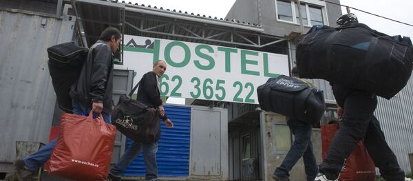 Иностранные рабочие у хостела Иностранные рабочие у хостела - Sputnik Ўзбекистон