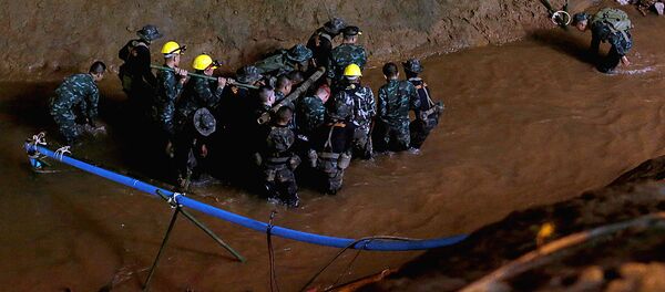 Спасательные работы на месте пропажи детской футбольной команды  - Sputnik Узбекистан