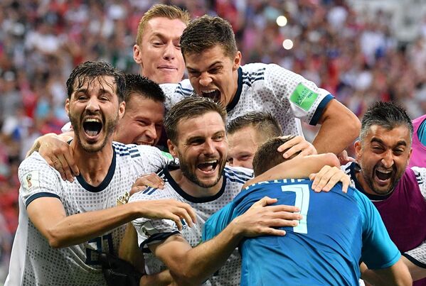 Игроки сборной России радуются победе в матче 1/8 финала чемпионата мира по футболу между сборными Испании и России - Sputnik Узбекистан