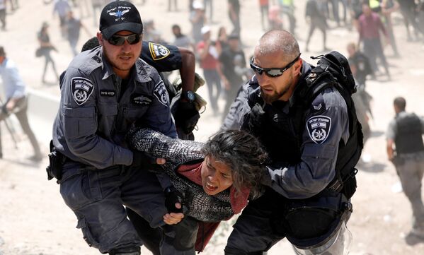 Израильские полицейские задерживают палестинскую девочку в на Западном берегу реки Иордан - Sputnik Узбекистан
