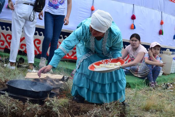 Посетителей угощали национальными казахстанскими блюдами - Sputnik Узбекистан