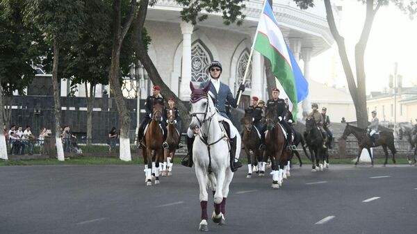 На сквере Амира Темура в центре столицы состоялся первый в Узбекистане конный парад - Sputnik Ўзбекистон