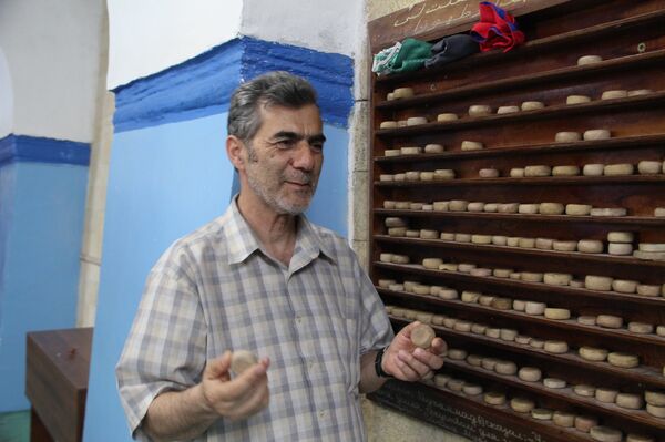 Прихожанин Джума-мечети Мустафа показывает камни из Кербелы - Sputnik Узбекистан