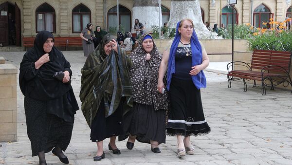 Женщины во дворе Джума-мечети в Дербенте - Sputnik Узбекистан