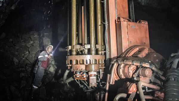 Буровая установка в подземный руднике - Sputnik Узбекистан