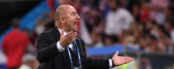 Glavniy trener sbornoy Rossii Stanislav Cherchesov v matche 1/4 finala chempionata mira po futbolu mejdu sbornimi Rossii i Xorvatii. Glavniy trener sbornoy Rossii Stanislav Cherchesov v matche 1/4 finala chempionata mira po futbolu mejdu sbornimi Rossii i Xorvatii. - Sputnik O‘zbekiston