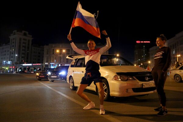 Болельщики празднуют победу сборной России - Sputnik Узбекистан