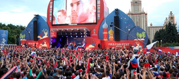 Болельщики перед началом просмотра трансляции матча 1/4 финала чемпионата мира по футболу между сборными России и Хорватии на Воробьевых горах в Москве. - Sputnik Узбекистан