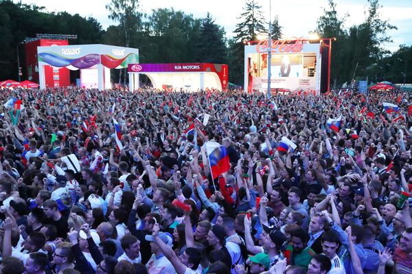 Футбол жив: как россияне болели за своих и гордились вопреки поражению - Sputnik Узбекистан