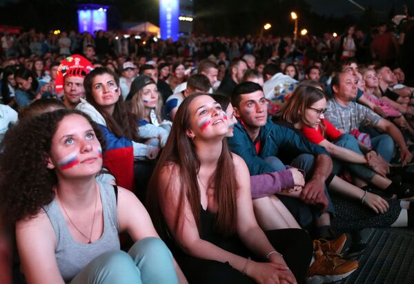 Футбол жив: как россияне болели за своих и гордились вопреки поражению - Sputnik Узбекистан