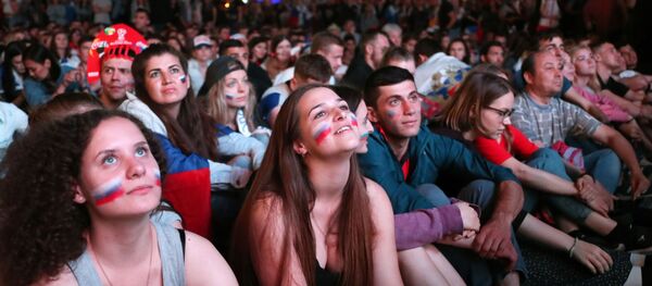 Болельщики в фан-зоне на Воробьевых горах во время просмотра трансляции  матча 1/4 финала чемпионата мира по футболу между сборными России и Хорватии. - Sputnik Узбекистан