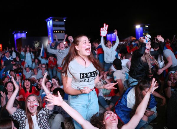 Футбол жив: как россияне болели за своих и гордились вопреки поражению - Sputnik Узбекистан