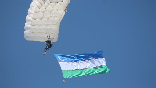 В Фергане прошел конкурс по прыжкам из парашюта - Sputnik Ўзбекистон